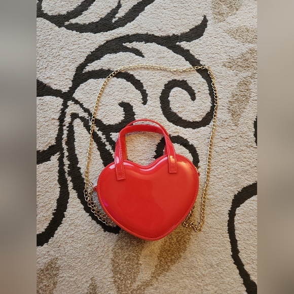 Heart-Shaped Red Bag With Gold Chain - Picture 3 of 9